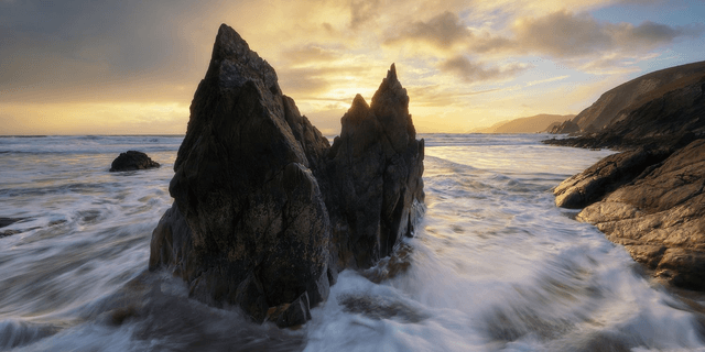 Coumeenoole Beach